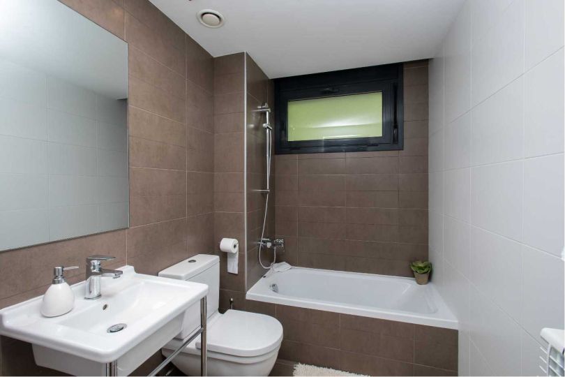 cuarto de baño de piso de obra nueva en el maresme